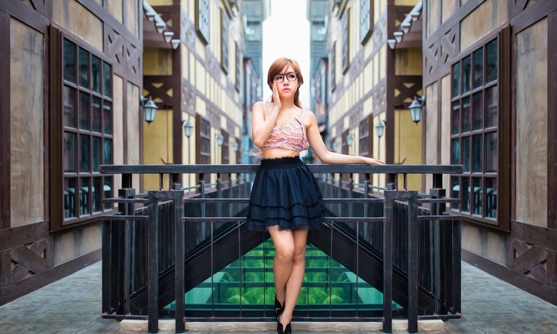 Обои девушка, город, очки, азиатка, юбочка, girl, the city, glasses, asian, skirt разрешение 2048x1365 Загрузить