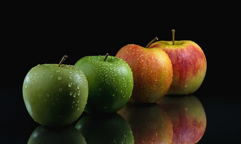 Обои вода, капли, фрукты, яблоки, черный фон, water, drops, fruit, apples, black background разрешение 2048x1260 Загрузить