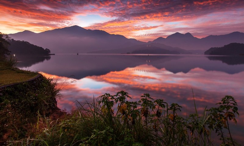 Обои озеро, горы, закат, отражение, тайвань, китай, озеро сан мун, ючи, lake, mountains, sunset, reflection, taiwan, china, the sun moon lake, yuchi разрешение 2880x1920 Загрузить