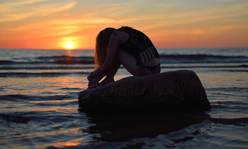 Обои вечер, закат, девушка, скала, пляж, the evening, sunset, girl, rock, beach разрешение 3008x2006 Загрузить