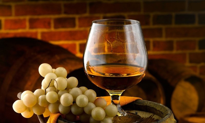 Обои виноград, бокал, вино, бочки, коньяк, алкогольные напитки, grapes, glass, wine, barrels, cognac, alcoholic beverages разрешение 3840x2160 Загрузить