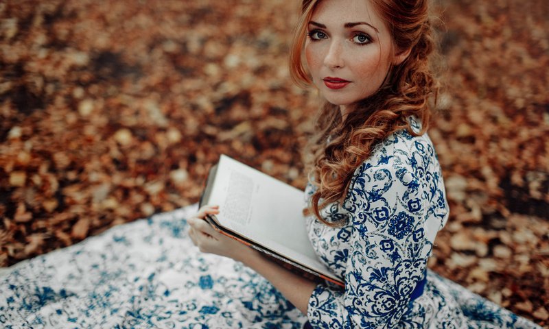 Обои девушка, платье, взгляд, осень, рыжая, локоны, книга, girl, dress, look, autumn, red, curls, book разрешение 2048x1365 Загрузить