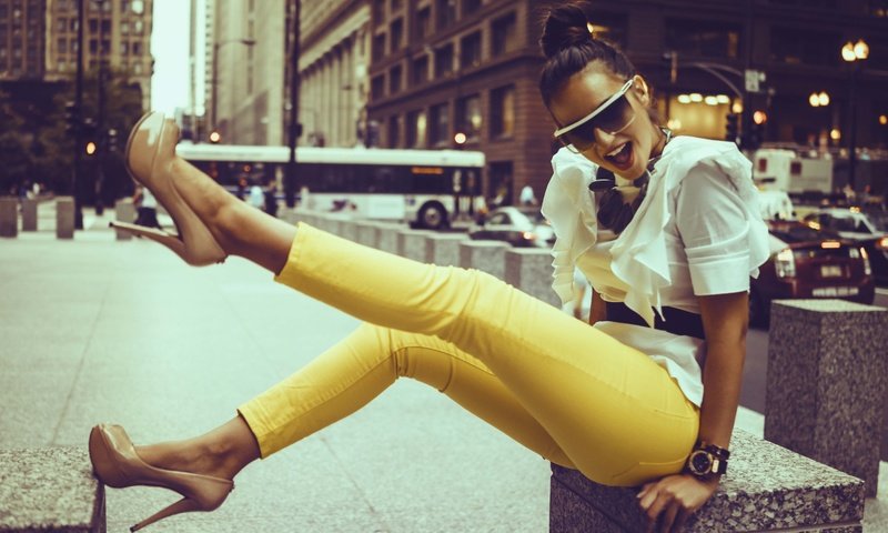 Обои девушка, поза, брюнетка, улица, туфли, брюки, girl, pose, brunette, street, shoes, pants разрешение 5124x3756 Загрузить