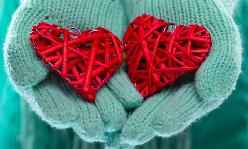 Обои зима, сердце, любовь, руки, сердечки, перчатки, winter, heart, love, hands, hearts, gloves разрешение 4050x2700 Загрузить