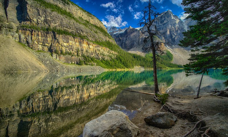 Обои деревья, озеро, горы, камни, отражение, канада, trees, lake, mountains, stones, reflection, canada разрешение 2048x1359 Загрузить