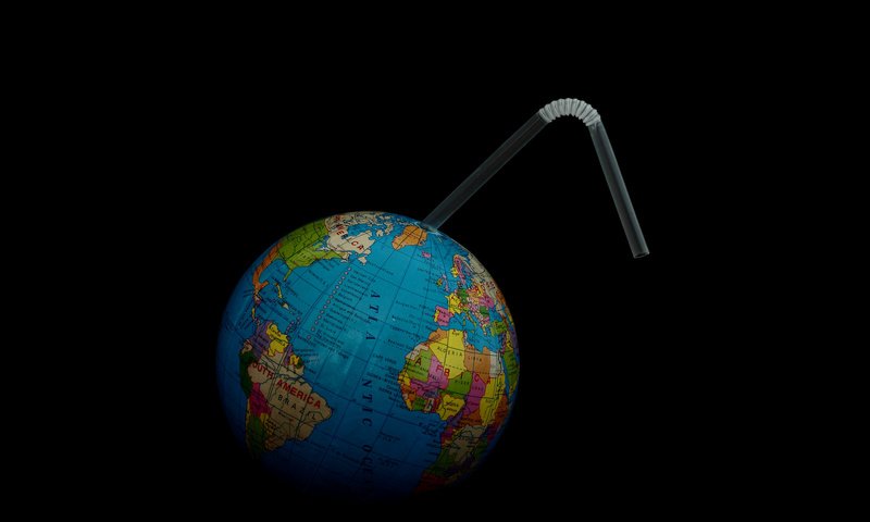 Обои земля, фон, глобус, трубочка, earth, background, globe, tube разрешение 2048x1365 Загрузить