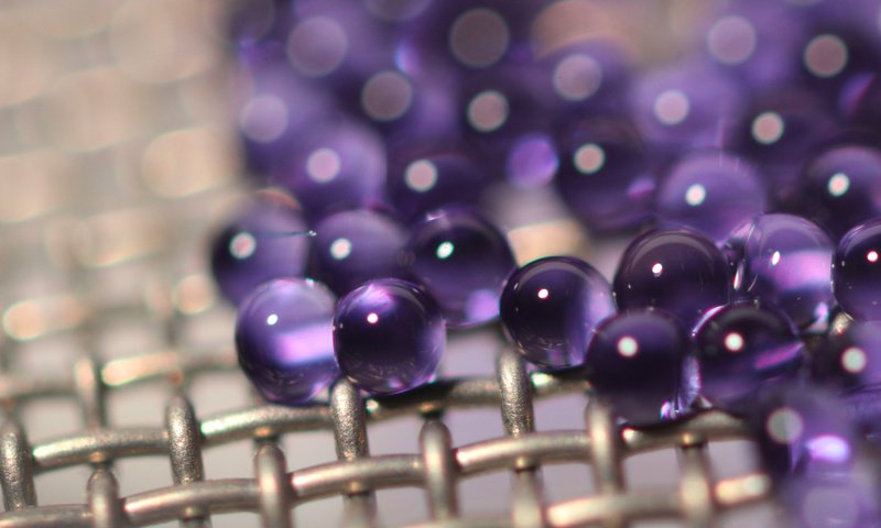 Обои металл, шарики, сетка, стекло, фиолетовые, metal, balls, mesh, glass, purple разрешение 4000x2429 Загрузить