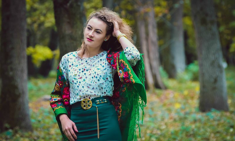 Обои деревья, девушка, парк, взгляд, осень, лицо, платок, trees, girl, park, look, autumn, face, shawl разрешение 2457x1627 Загрузить