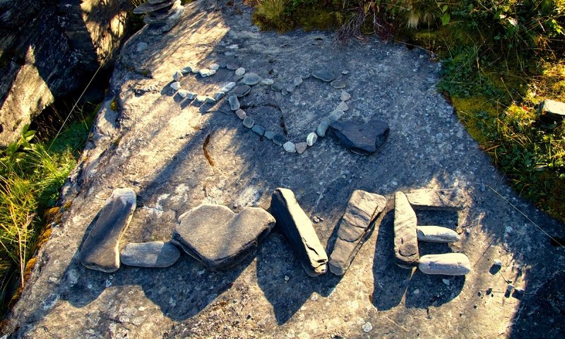 Обои камни, слова, сердце, любовь, сердечки, слово, влюбленная, stones, words, heart, love, hearts, the word разрешение 3840x2160 Загрузить