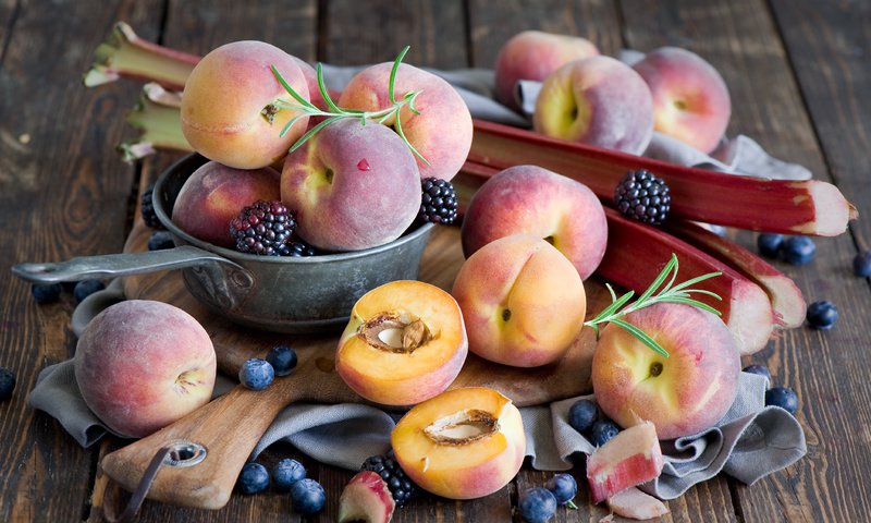 Обои фрукты, ягоды, персики, черника, салфетка, натюрморт, ежевика, ревень, fruit, berries, peaches, blueberries, napkin, still life, blackberry, rhubarb разрешение 4256x2832 Загрузить