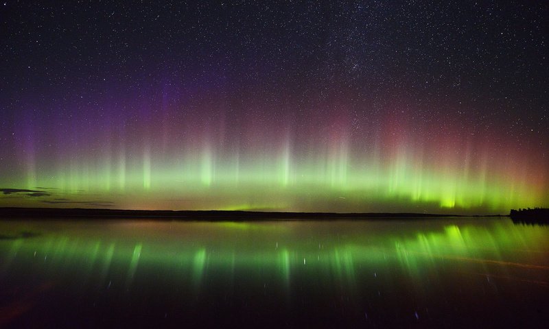 Обои небо, отражение, пейзаж, звезды, северное сияние, озёра, the sky, reflection, landscape, stars, northern lights, lake разрешение 2048x1367 Загрузить