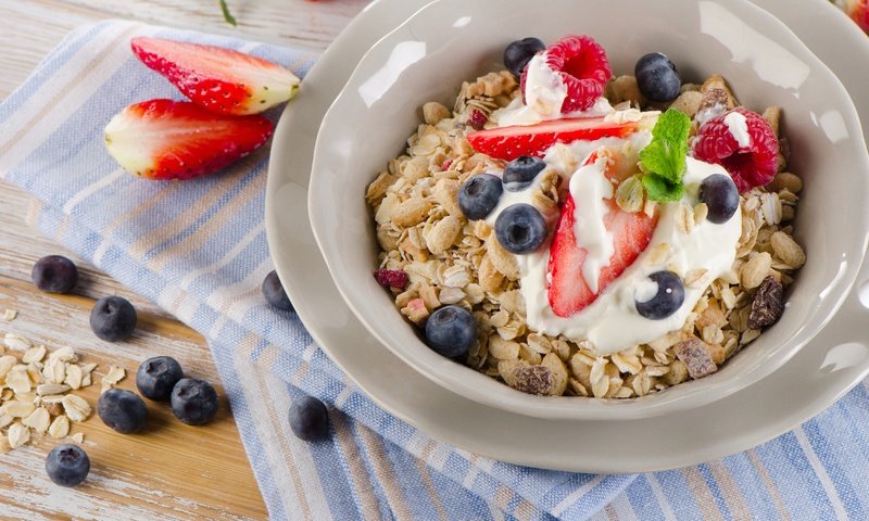 Обои клубника, черника, завтрак, мюсли, здоровые, завтрак каши, strawberry, blueberries, breakfast, muesli, healthy, breakfast cereal разрешение 4500x2981 Загрузить