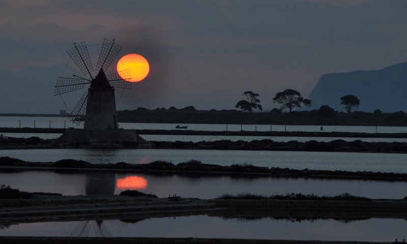 Обои небо, вода, солнце, закат, ветряная мельница, the sky, water, the sun, sunset, windmill разрешение 2048x1360 Загрузить