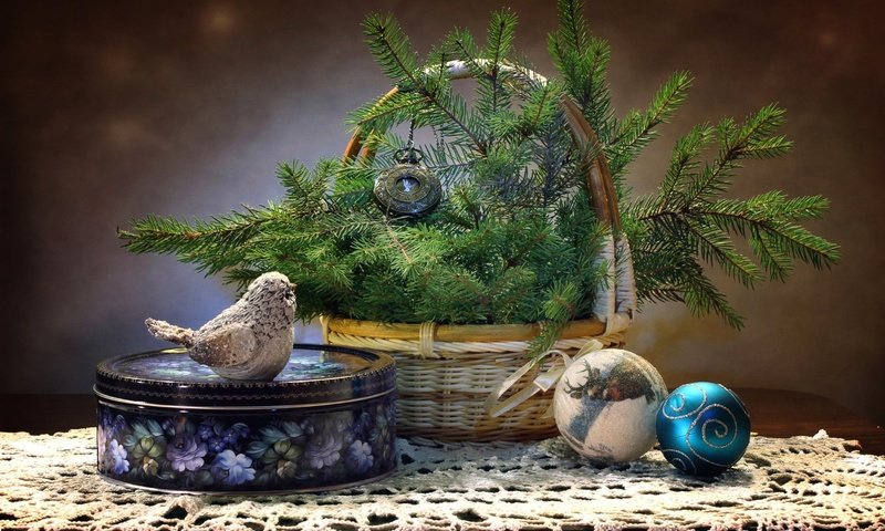 Обои ель, игрушки, птичка, коробка, еловая ветка, spruce, toys, bird, box, spruce branch разрешение 2000x1320 Загрузить