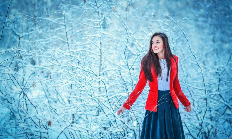 Обои снег, лес, девушка, поза, улыбка, взгляд, радость, лицо, snow, forest, girl, pose, smile, look, joy, face разрешение 1920x1280 Загрузить