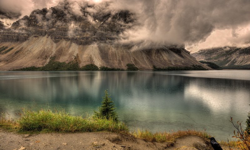 Обои озеро, горы, тучи, пейзаж, дождь, горы. озеро, lake, mountains, clouds, landscape, rain, mountains. lake разрешение 1920x1280 Загрузить