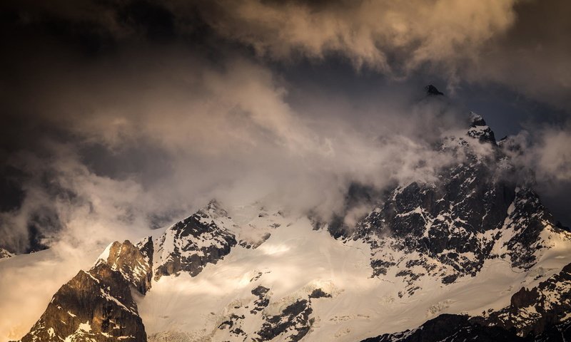 Обои небо, облака, горы, снег, природа, зима, снежные вершины, вершина, the sky, clouds, mountains, snow, nature, winter, snowy peaks, top разрешение 2048x1365 Загрузить