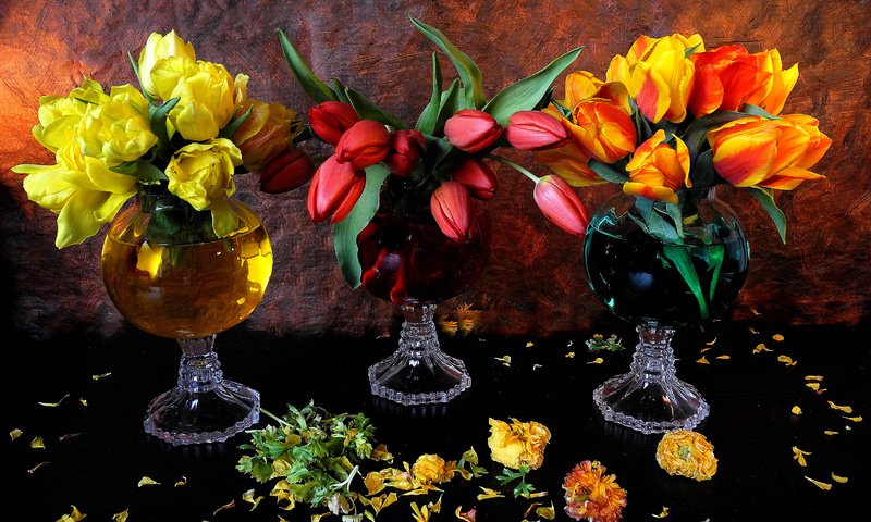Обои цветы, бутоны, листья, лепестки, тюльпаны, натюрморт, вазы, flowers, buds, leaves, petals, tulips, still life, vases разрешение 3222x2175 Загрузить