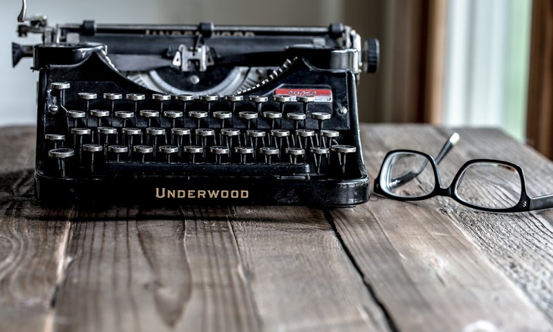 Обои очки, бокалы, печатная машинка, underwood, пишущая машинка, glasses, typewriter разрешение 2048x1365 Загрузить