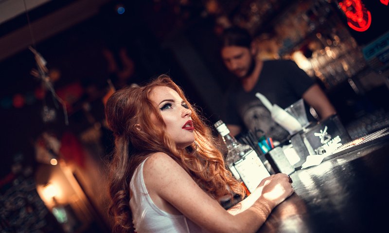 Обои девушка, бар, макияж, бутылка, стойка, helen molchanova, girl, bar, makeup, bottle, stand разрешение 2048x1365 Загрузить