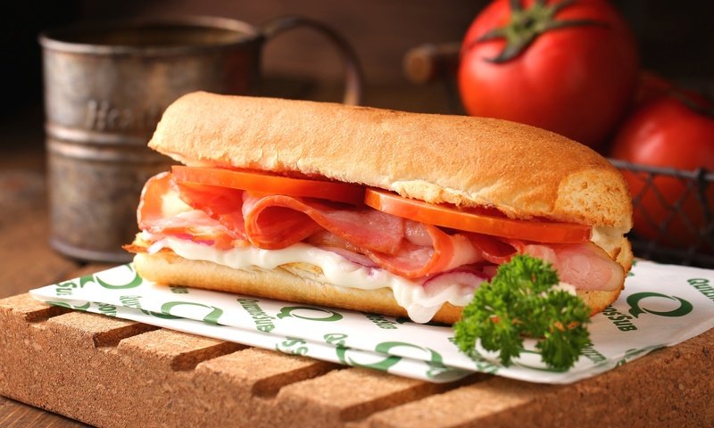 Обои бутерброд, сыр, мясо, помидоры, соус, петрушка, сэндвич, бекон, sandwich, cheese, meat, tomatoes, sauce, parsley, bacon разрешение 2048x1365 Загрузить