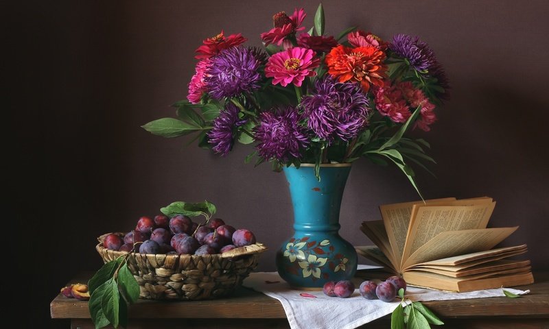 Обои букет, ваза, книга, сливы, астры, цинния, bouquet, vase, book, plum, asters, zinnia разрешение 2700x1890 Загрузить