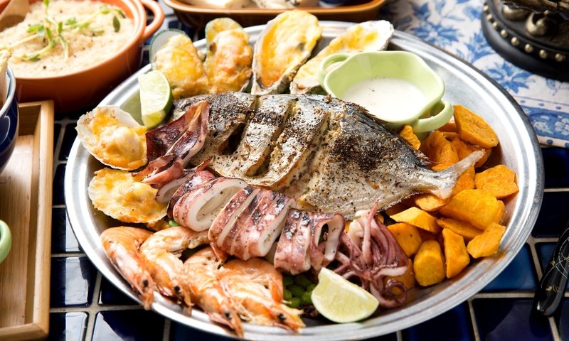 Обои лайм, рыба, морепродукты, креветки, мидии, кальмары, батат, lime, fish, seafood, shrimp, mussels, squid, sweet potato разрешение 2048x1296 Загрузить