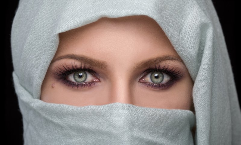 Обои глаза, взгляд, лицо, родинка, платок, eyes, look, face, mole, shawl разрешение 2048x1365 Загрузить