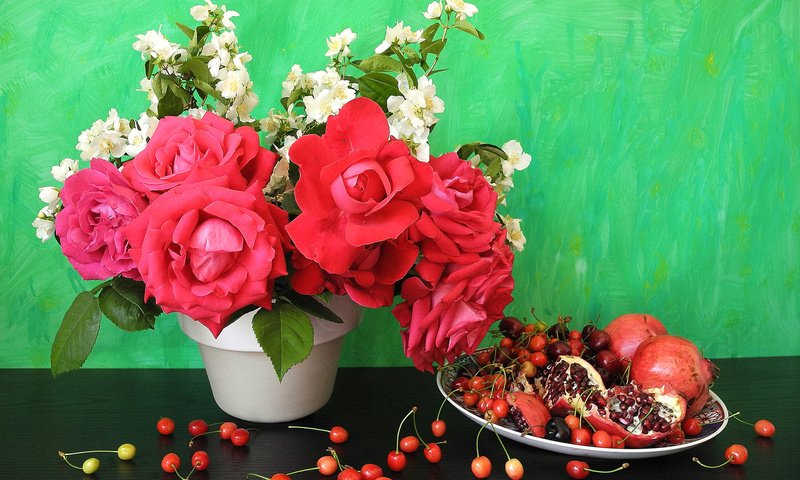 Обои розы, роза, вишня, натюрморт, гранат,  цветы, вишенка, roses, rose, cherry, still life, garnet, flowers разрешение 2300x1667 Загрузить
