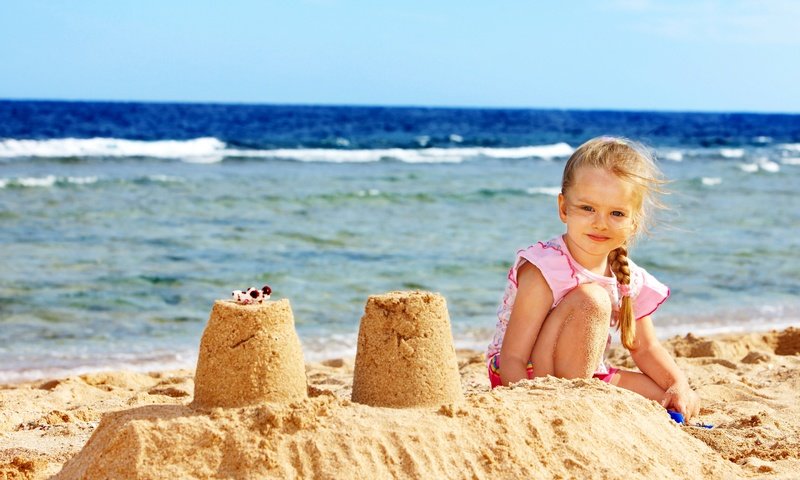 Обои берег, море, песок, девочка, берег моря, дитя, little girls, shore, sea, sand, girl, coast, child разрешение 2880x2139 Загрузить