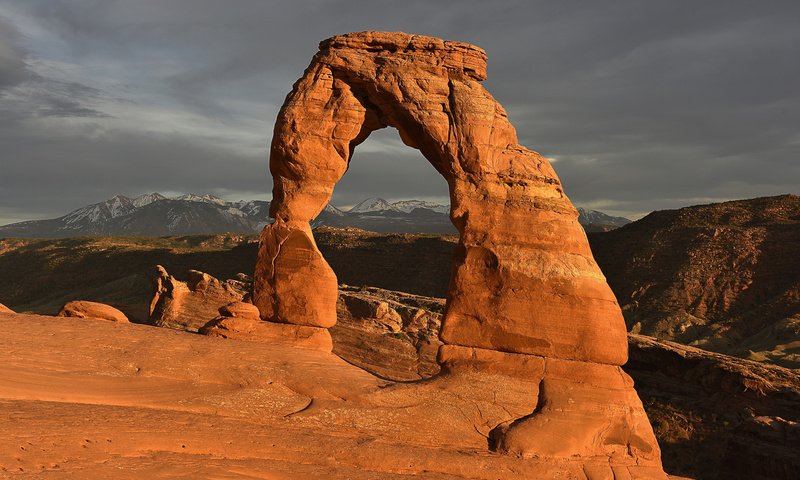 Обои небо, горы, скала, сша, юта, арка, национальный парк арки, the sky, mountains, rock, usa, utah, arch, arches national park разрешение 2048x1379 Загрузить