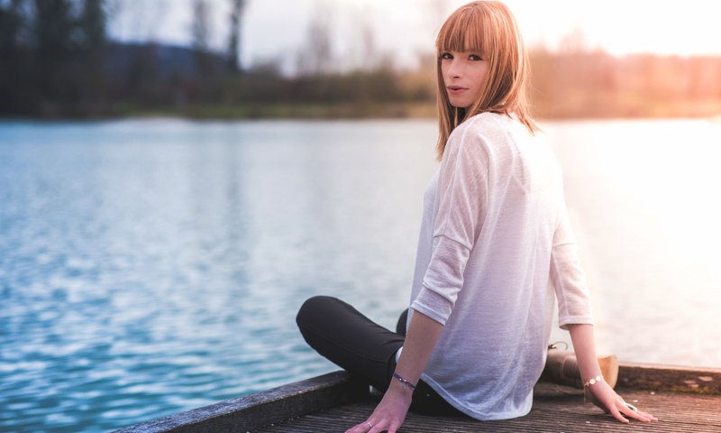 Обои озеро, солнце, природа, девушка, блондинка, весна, lake, the sun, nature, girl, blonde, spring разрешение 2048x1367 Загрузить