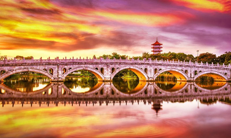 Обои закат, отражение, мост, водоем, сингапур, китайский сад, sunset, reflection, bridge, pond, singapore, chinese garden разрешение 2048x1366 Загрузить