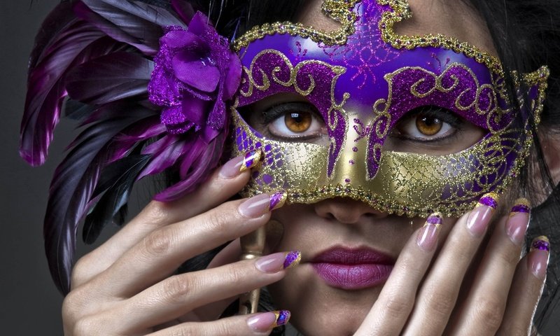 Обои девушка, маска, лицо, перья, ногти, маникюр, girl, mask, face, feathers, nails, manicure разрешение 2500x1745 Загрузить