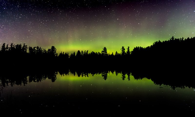 Обои деревья, озеро, отражение, северное сияние, trees, lake, reflection, northern lights разрешение 2048x1463 Загрузить