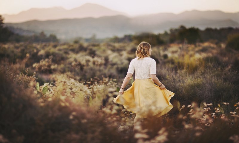 Обои трава, девушка, поле, юбка, спина, блузка, grass, girl, field, skirt, back, blouse разрешение 2048x1365 Загрузить