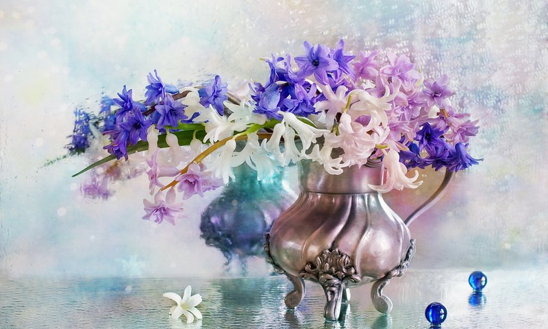 Обои цветы, вода, капли, шарики, ваза, гиацинты, flowers, water, drops, balls, vase, hyacinths разрешение 2048x1423 Загрузить