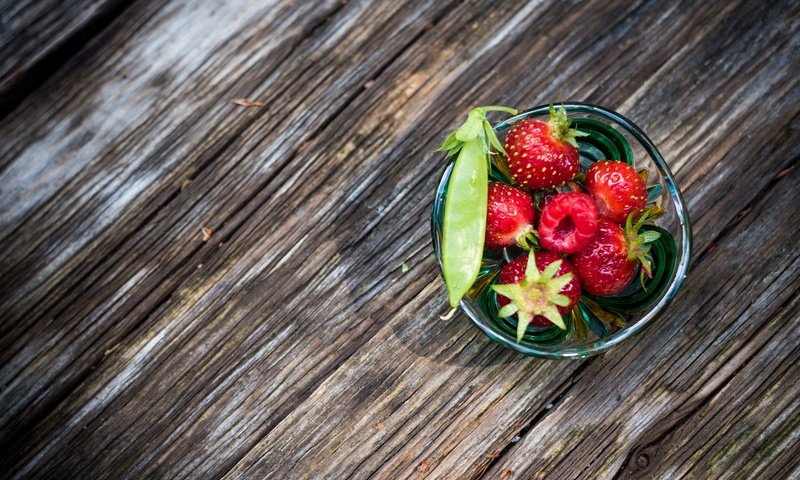 Обои макро, малина, клубника, ягоды, стакан, горох, macro, raspberry, strawberry, berries, glass, peas разрешение 2048x1536 Загрузить