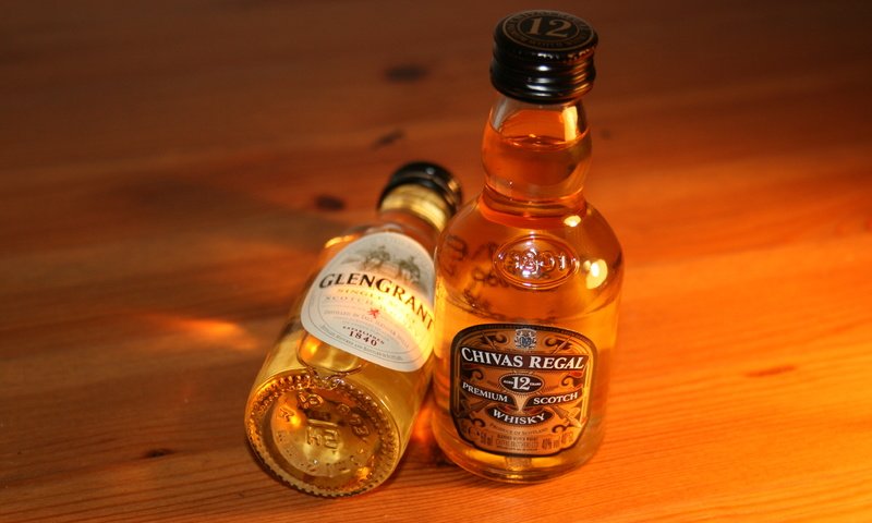 Обои пол, виски, whisky, маленькие бутылки, floor, whiskey, small bottles разрешение 3888x2592 Загрузить
