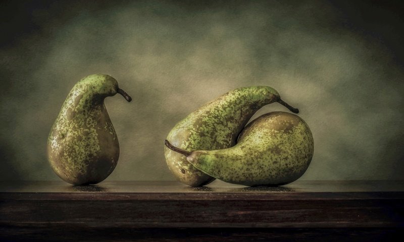 Обои фрукты, натюрморт, груши, трио, сюжет, любовный треугольник, fruit, still life, pear, trio, the plot, love triangle разрешение 2880x1619 Загрузить