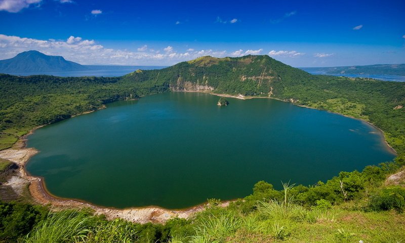 Обои небо, озеро, горы, зелень, красота, филиппины, the sky, lake, mountains, greens, beauty, philippines разрешение 1920x1277 Загрузить