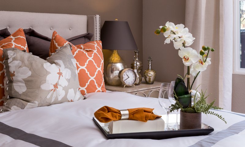 Обои подушки, лампа, часы, кровать, салфетка, орхидея, поднос, pillow, lamp, watch, bed, napkin, orchid, tray разрешение 2000x1332 Загрузить