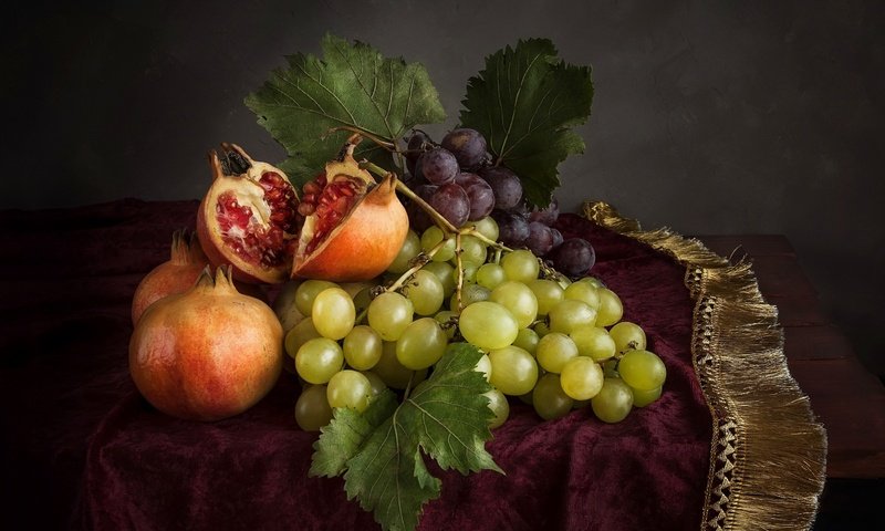 Обои виноград, фрукты, натюрморт, скатерть, гранат, бахрома, grapes, fruit, still life, tablecloth, garnet, fringe разрешение 2600x1660 Загрузить