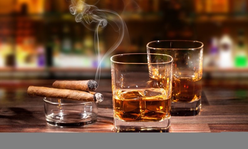 Обои напиток, дым, стаканы, алкоголь, сигары, виски, drink, smoke, glasses, alcohol, cigars, whiskey разрешение 5000x3333 Загрузить