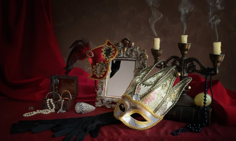 Обои свечи, маска, зеркало, перо, ожерелье, перчатки, натюрморт, шкатулка, candles, mask, mirror, pen, necklace, gloves, still life, box разрешение 2600x1648 Загрузить