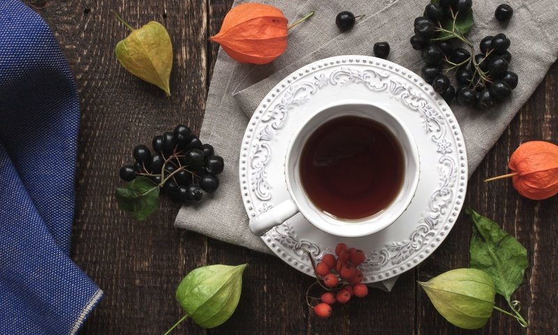 Обои напиток, ягоды, чашка, чай, физалис, рябина, арония, drink, berries, cup, tea, physalis, rowan, aronia разрешение 2048x1365 Загрузить