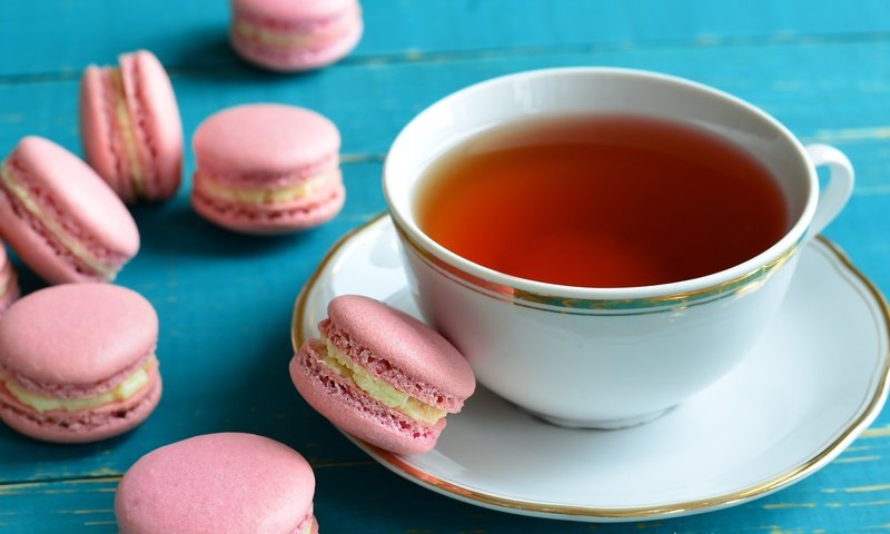 Обои напиток, чай, пирожные, макаруны, drink, tea, cakes, macaroon разрешение 2400x1399 Загрузить