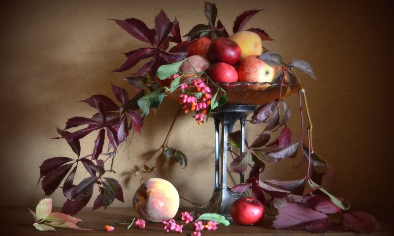 Обои листья, яблоки, осень, персики, натюрморт, leaves, apples, autumn, peaches, still life разрешение 1920x1231 Загрузить