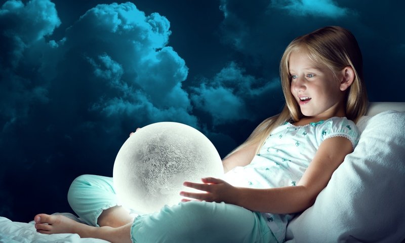 Обои облака, луна, радость, девочка, удивление, светильник, clouds, the moon, joy, girl, surprise, lamp разрешение 3000x2100 Загрузить