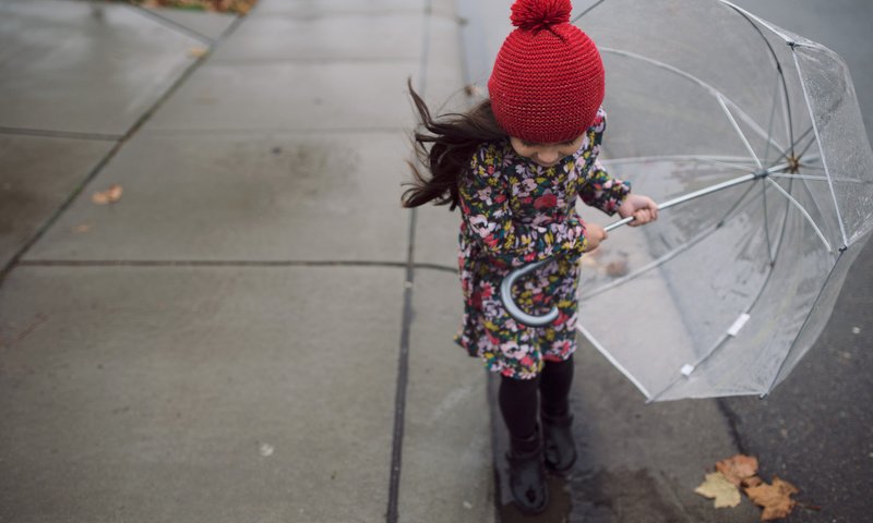 Обои девочка, зонт, ребенок, шапка, зонтик, girl, umbrella, child, hat разрешение 2048x1365 Загрузить